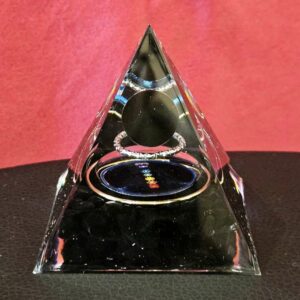 Pyramide Orgone Obsidienne Noire et 7 chakras