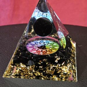 Pyramide Orgone Obsidienne Noire et 7 chakras