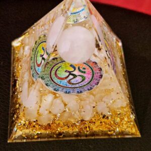 Pyramide Orgone Quartz Rose et Ohm